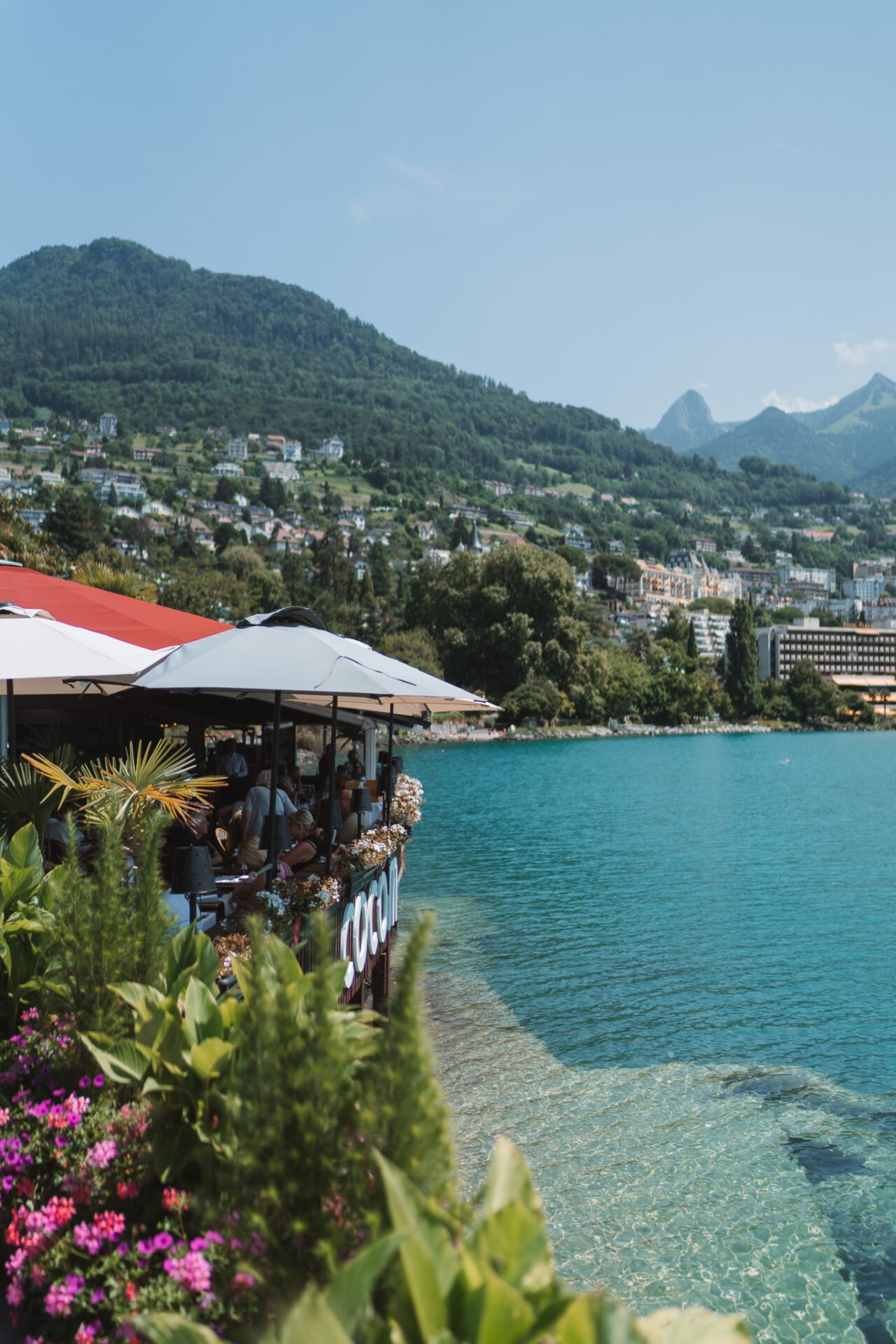 La terrasse du Coco Mama au bord du lac Léman